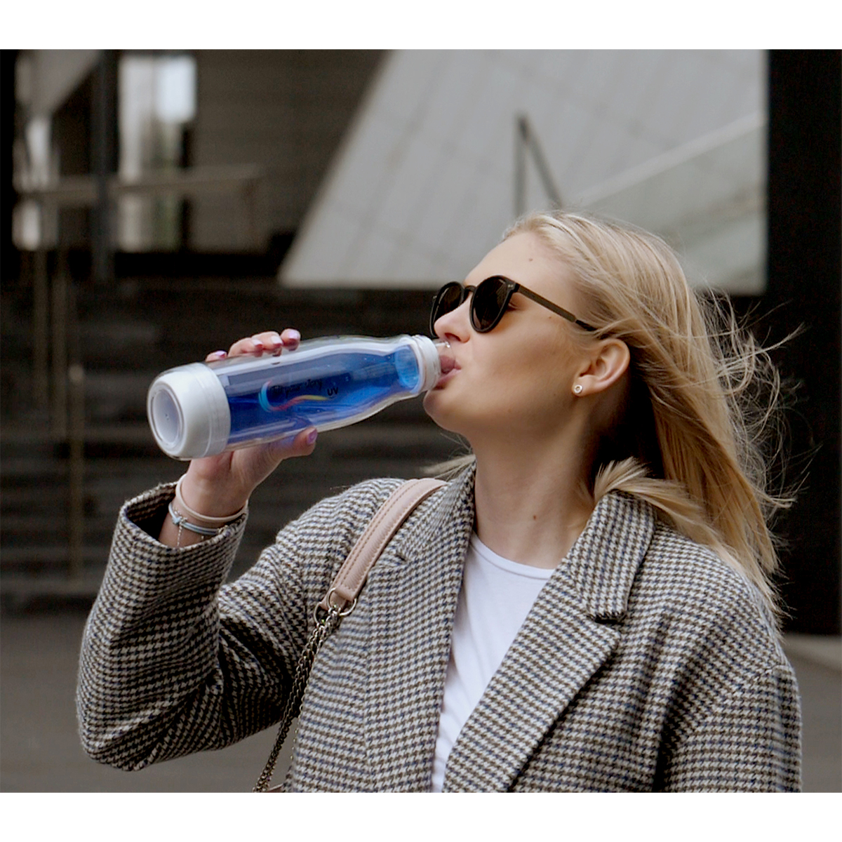 R08269.04 - Butelka szklana z osłoną Smart 520 ml, niebieski