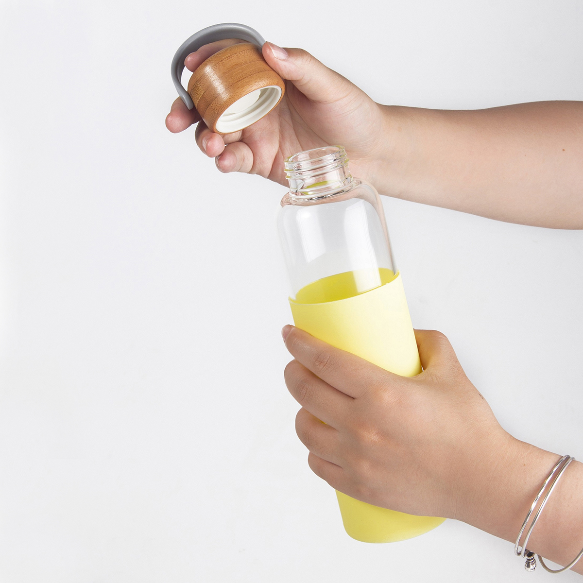 R08272.03 - Szklana butelka Refresh 560 ml, żółty