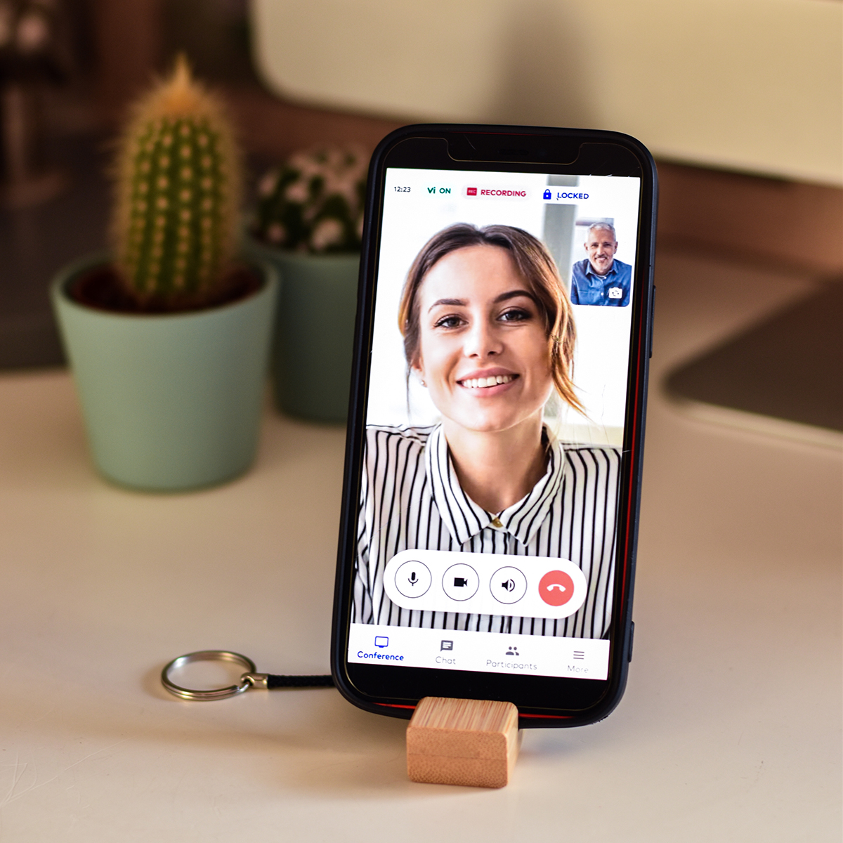 R22828.13 - Bambusowy brelok z podstawką pod telefon, beżowy