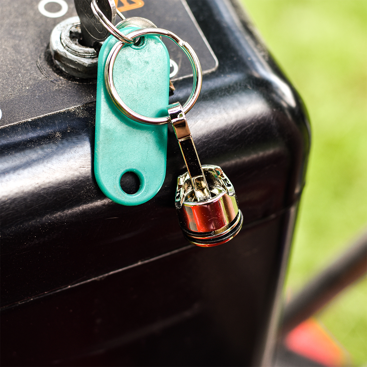 R73225 - Brelok metalowy Piston, srebrny